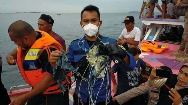 Airplane, Sriwijaya, crashes in waters off Jakarta